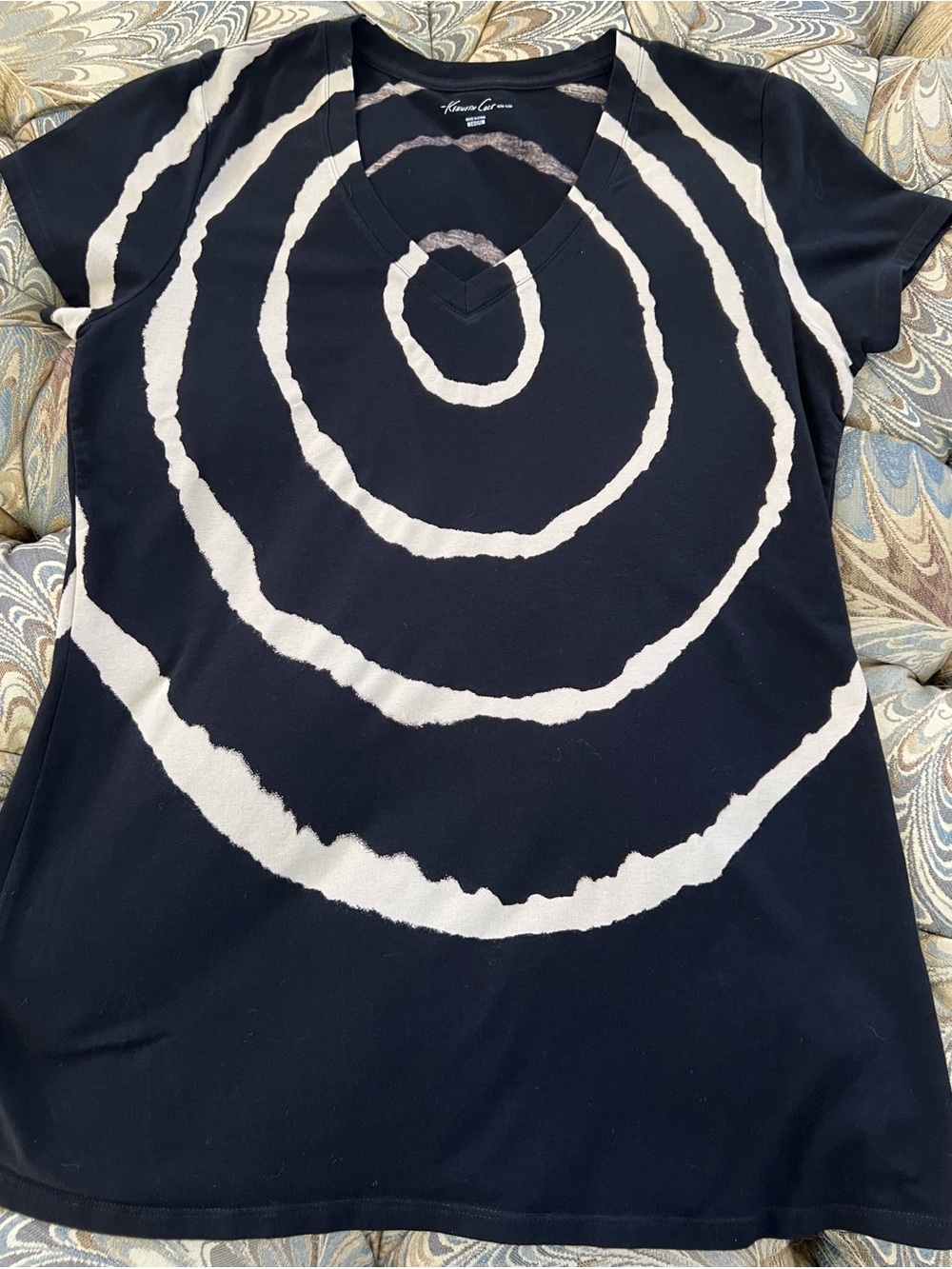 Kenneth Cole New York Black Short Sleeve V-Neck Tee with Cream Concentric Rings